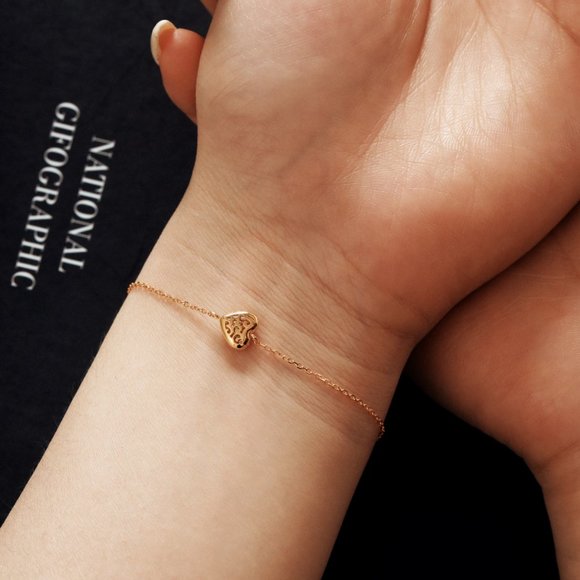 Sparkling Heart Pendant Bracelet - Picture 8 of 8